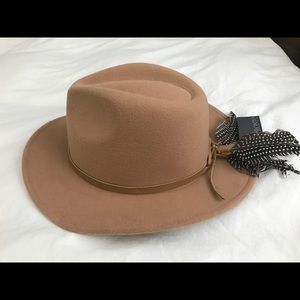 Wide-brimmed tan felt fedora, unused
